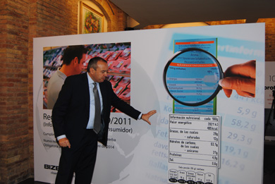 Salvador Prat, director comercial de Bizerba informa a los presentes sobre la nueva normativa de etiquetado