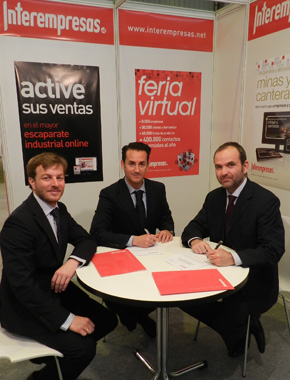 Firma del acuerdo entre Jorge Cuartero, director general de Anmopyc (centro), y Aleix Torn...