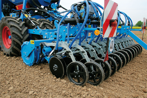 La sembradora Compact-Solitair puede ser adquirida ahora tambin en su versin con ajuste mecnico del tren de siembra...