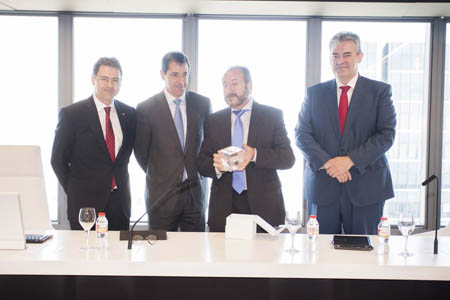 Entrega del cubo de vidrio de Unfeac como Premio al Asociado del Ao, a Cristaleria Cerviglass, recogido por Vicente Cervera...