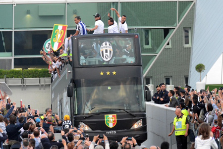 Iveco Bus junto a la Juventus de Turn