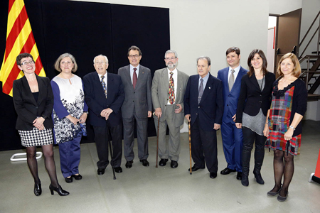 Foto de familia con los tres socios fundadores de Agpograf con sus hijos y con el presidente de la Generalitat Artur Mas...