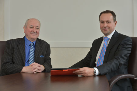 De izquierda a derecha: Paul Blything, director general de AMPS, y Lenaik Andrieux, presidente de Europgen