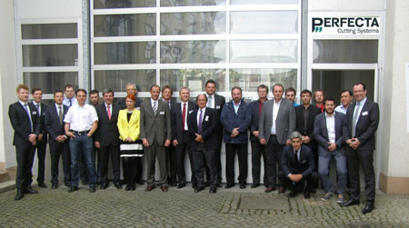 Foto de grupo con los asistentes al encuentro de distribuidores de Sistemas de Corte de Perfecta