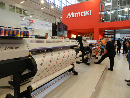 Nueva impresora por inyeccin de tinta de base disolvente en gran formato JV300-160 en el stand de Mimaki en Fespa Digital 2014...