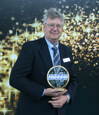 Mike Horsten, director de marketing de Mimaki EMEA, recogiendo uno de los premios de la EDP
