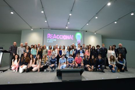 Foto de grupo con los ganadores del concurso Reacciona!