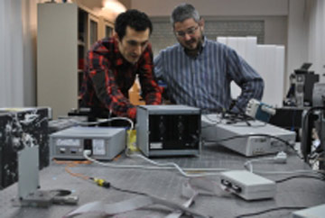 Los investigadores de la UPC Santi Royo, lder del proyecto, y Reza Atashkhooei en el laboratorio del CD6