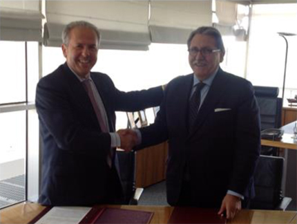Julio Gil y Manuel Teruel tras la firma del acuerdo