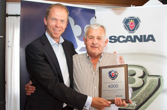 Mathias Carlbaum (izq), director general de Scania Ibrica, entrega la placa conmemorativa a Francisco Gracia, presidente fundador de Himoinsa...