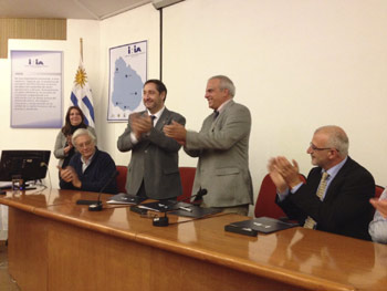 Momento posterior a la firma entre el consejero y el ingeniero Alvaro Roel