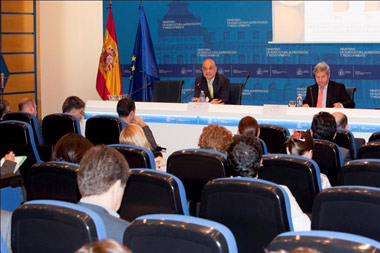 Javier Lorenzo, presidente de Asozumos, y Fernndo Burgaz, director de la Industria Alimentaria- Da Mundial Zumo 2014