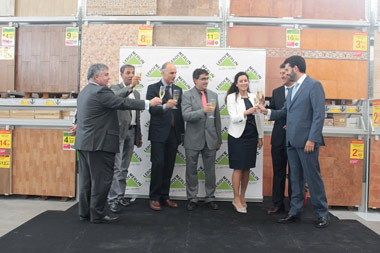 Representantes de la empresa y de las administraciones pblicas festejaron la ampliacin de la tienda en Utebo (Zaragoza)...