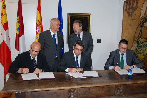 Momento de la firma del convenio. De izquierda a derecha: Domingo Valiente, Diego Ortega y Pau Roca...
