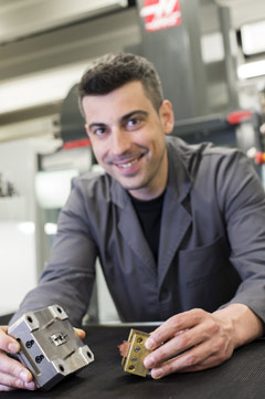 Ivan Jimenez, encargado de la tienda de la mquina con algunas de las partes, incluyendo un electrodo, hecho en la mquina de fresado Haas...