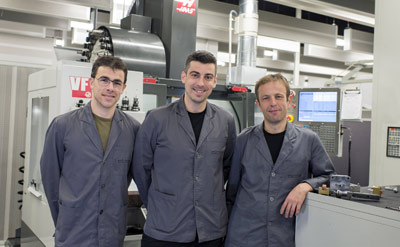 Ivn Jimnez, gerente de la tienda de mquina (en el centro) y su equipo con la Haas VF-2SS