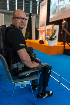 Uno hombre se ofrece a probar las piernas mecanizadas que ayudan a caminar a los discapacitados
