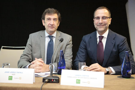 Jos Lpez-Tafall, presidente de AEE, y James Costos, embajador de EE UU en Espaa, en la Convencin Elica 2014