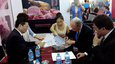 Jaume Blancafort y Li ShuiLong durante la firma del convenio