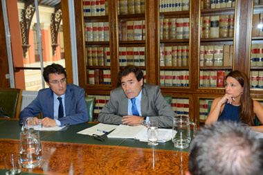 Carlos Cananas, en el centro, durante la reunin