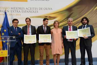 La ministra de Agricultura, Alimentacin y Medio Ambiente, Isabel Garca Tejerina con los ganadores
