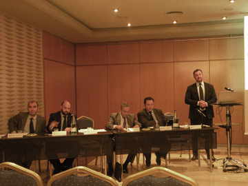 De izquierda a derecha: Juan Carlos Jurado, Fernando Corrales, Joaqun Ivars y Jean Bernard Gaudin. En pie, Thierry Bougeard, durante su conferencia...