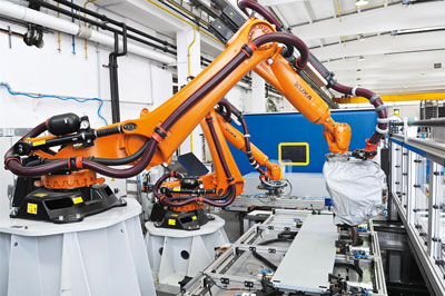 En la aplicacin de Meiller Aufzugtren GmbH, dos robots Kuka KR Quantec K asumen todos los pasos de produccin requeridos...