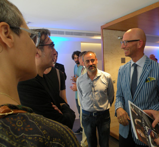 El diseador de la marca, Christian Sieger, habla con los asistentes de la inauguracin del showroom