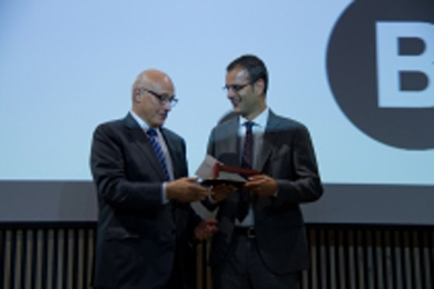 El presidente de Banco Sabadell hace entrega del Premio a Salvador Aznar