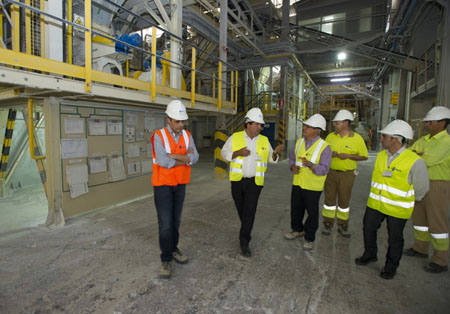 Visita del presidente y del vicepresidente de la Diputacin de Castelln a la planta de Saint-Gobain Placo en Soneja