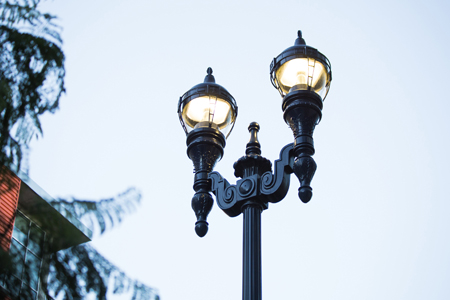 El nuevo sistema respeta el estilo clsico de las luminarias tradicionales del barrio y permite una mayor eficiencia energtica...