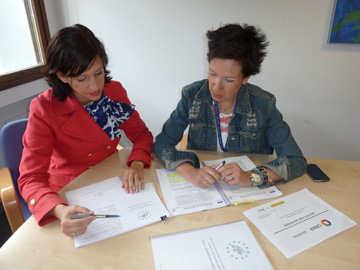 Isabel Carrilero, de Jofemar, y Mnica Aguado, de Cener, responsables del proyecto Life Factory Microgrid