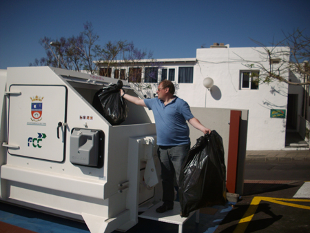 Los ciudadanos pueden depositar fcilmente sus residuos en el compactador