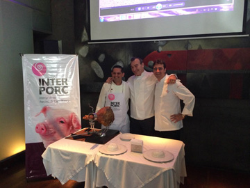 De izquierda a derecha: los cocineros Sergio Bellido, Pablo San Romn Abete y Fernando del Cerro durante la gira mundial de Interporc...