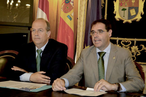 De derecha a izquierda: Jos Manuel Tortosa, alcalde de Las Pedroeras, y Benjamn Prieto, presidente de la Diputacin Provincial...