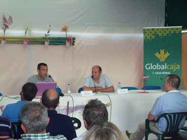 Durante la conferencia sobre 'La parlisis cerosa y otras enfermedades del almacenamiento del ajo'