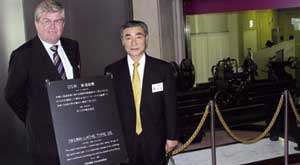 Yoshimaro Hanaki, presidente y CEO de Okuma Corporation y Karl-Heinz Dreyer, presidente y CEO de Okuma Europe Gmb