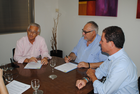 Firma del convenio suscrito entre el presidente de la Federacin Regional de Empresarios del Metal de Murcia, Juan Antonio Muoz...