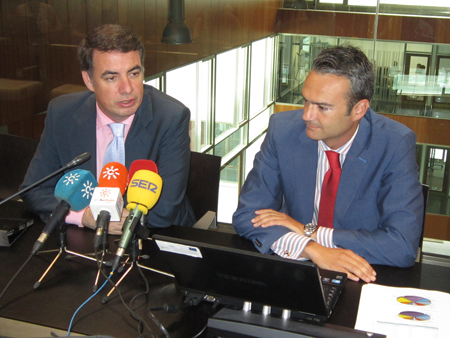 Vicente Fernndez, Secretario general de innovacin, y Joaqun Rodrguez, gerente de Aerpolis...