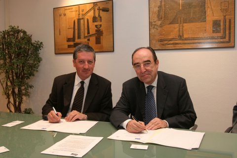 De izda a dcha, Ramn Paredes, vicepresidente de Recursos Humanos de Seat, y Enric Juli,d irector general del Institut Qumic de Sarri (IQS)...