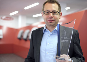 Christoph Winter, tcnico de sistemas de Fronius, recogi la distincin 'Smart Grid Pionier 2014' en nombre de la empresa...