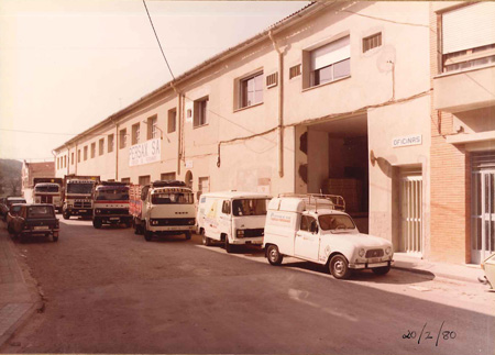 Fachada de las antiguas instalaciones de Persax en 1980, con su flota de vehculos
