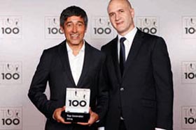 Ranga Yogeshwar entrega el certificado de innovacin de los Top 100 a Florian Birkenmayer, gerente de Desarrollo del Grupo Geze...