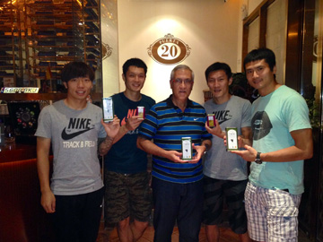 Gregorio Manzano con algunos jugadores del Beijing mostrando el aceite de oliva virgen extra de 'Sierra Mgina'
