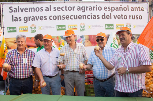 Algunos asistentes al reparto de fruta en Madrid contra el veto de Rusia