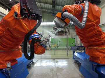 Sistema twin robots basado en dos robots, que trabajan de forma colaborativa, montados sobre carril lineal