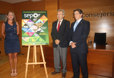 De izquierda a derecha: Patry Bermdez, gerente de Sepor; Antonio Cerd, consejero de Agricultura y Agua; y Francisco Jdar, alcalde de Lorca...