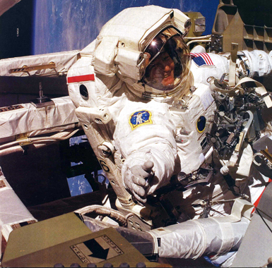 Los trajes de kapton aslan al astronauta del frio exterior. Los usaron el 7 de diciembre 1972 cuando fueron a la Luna con el Apolo 17...