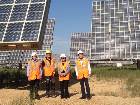 Delegacin tailandesa junto con responsables de Parques Solares de Navarra en su visita en el Parque Solar de Villafranca (Navarra)...