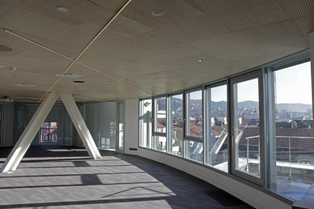 El elemento ms caracterstico del proyecto es la galera acristalada con forma de pirmide invertida construida en el interior del edificio...